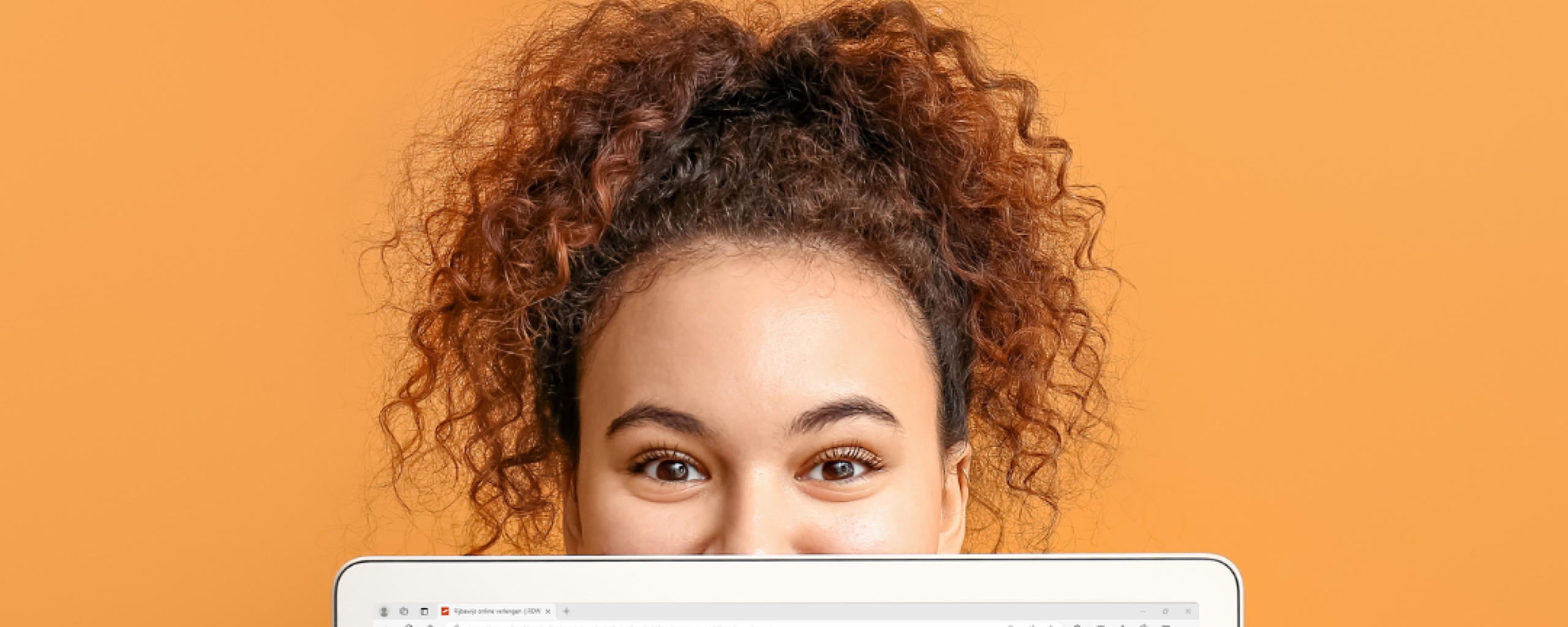 Vrouw die op een laptop de website van RDW laat zien