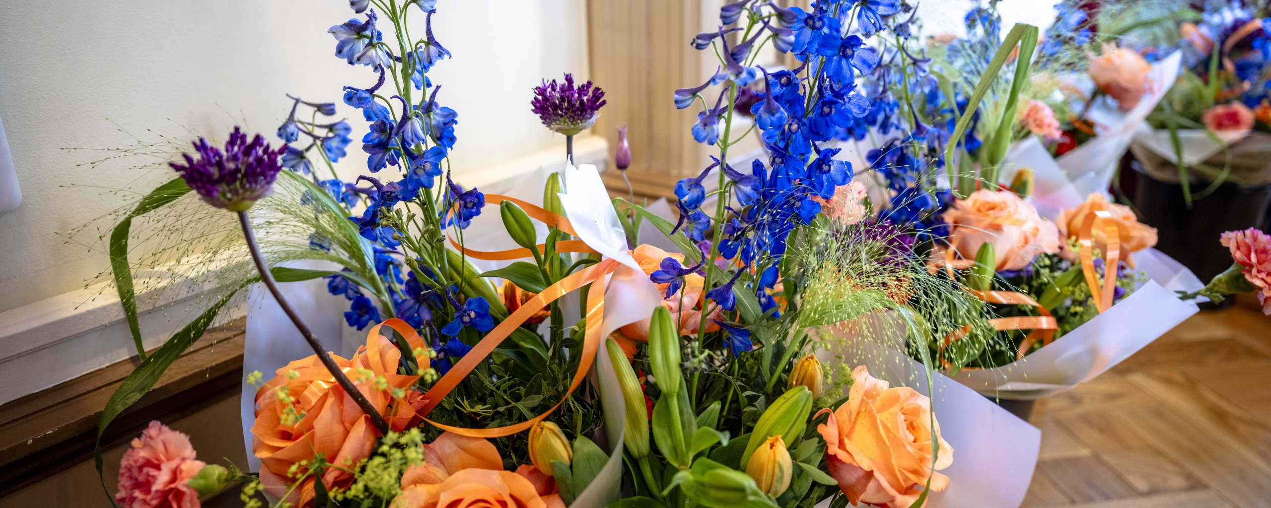 Bloemen die uitgedeeld worden aan de gedecoreerden op lintjesdag (foto van Jan Kok)