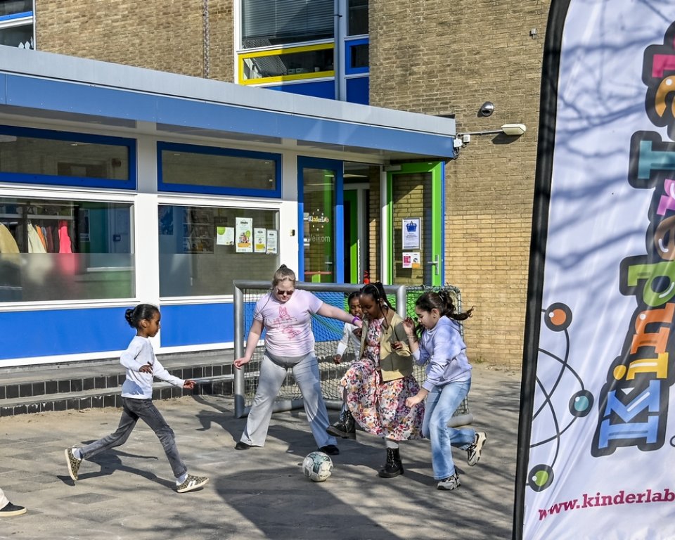 Kinderen voetballen bij een KinderLab