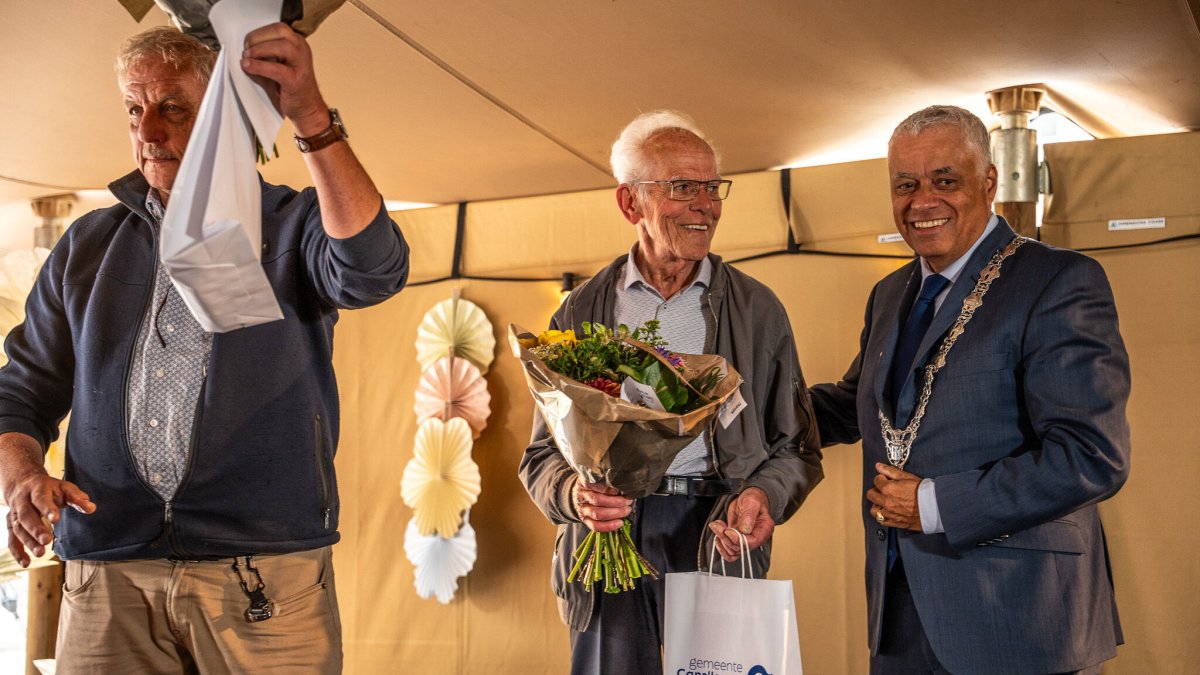 Twee Capels Complimenten uitgereikt tijdens feestelijke afronding vernieuwing Amandelhof