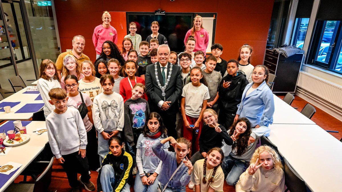 Burgemeester Manusama ontbijt met leerlingen van De Catamaran