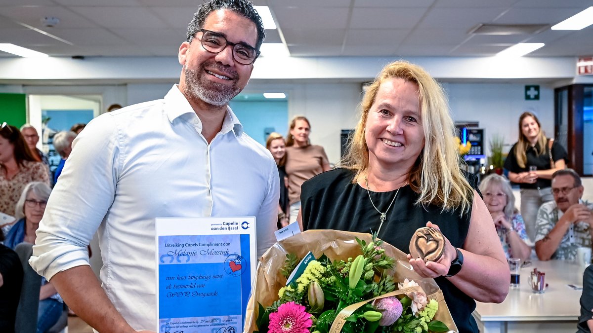 Melanie Mossink ontvangt het Capels Compliment