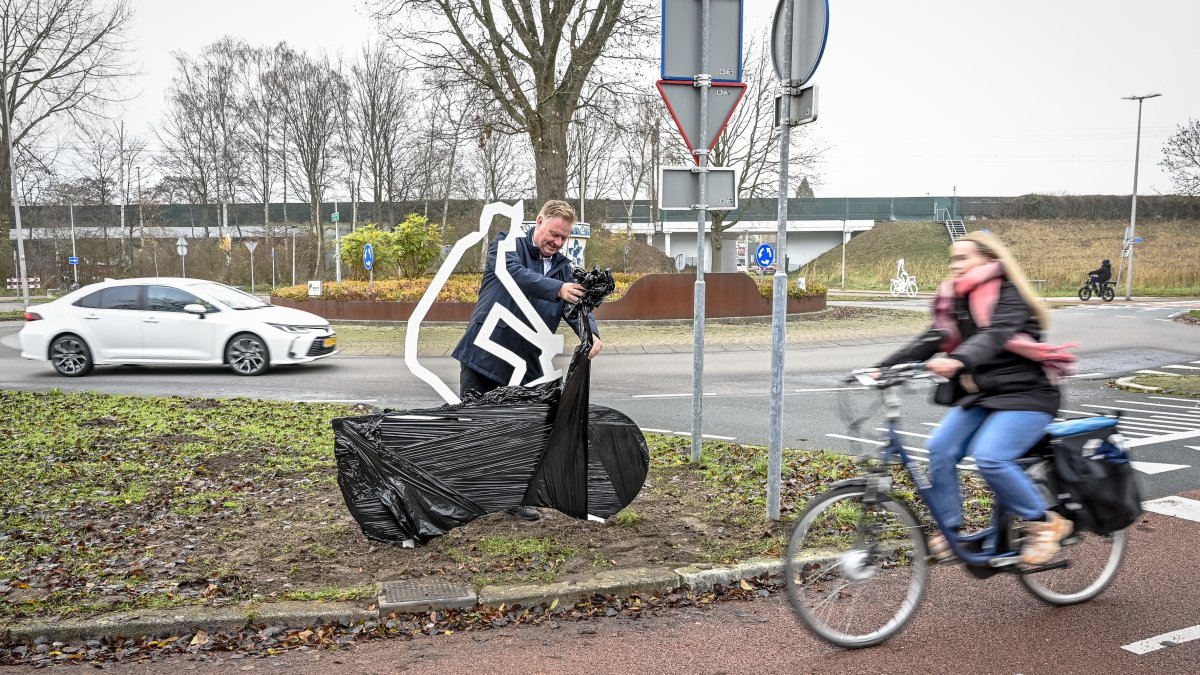 Attentiefiguren maken rotonde Burgemeester van Dijklaan veiliger