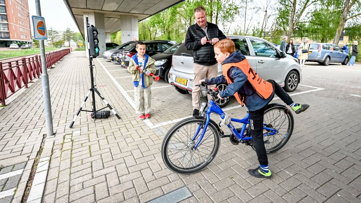 Veilig op weg: 400 leerlingen fietsen verkeersexamen