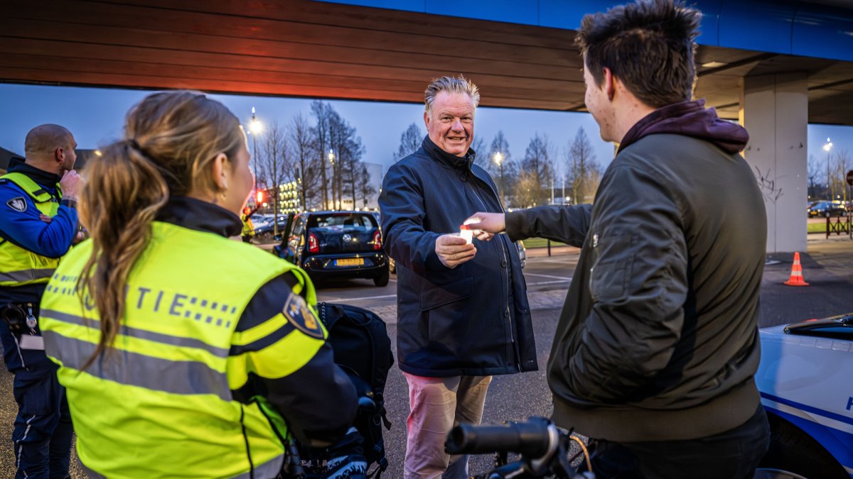 Gemeente en politie delen fietslampjes uit voor veiliger verkeer