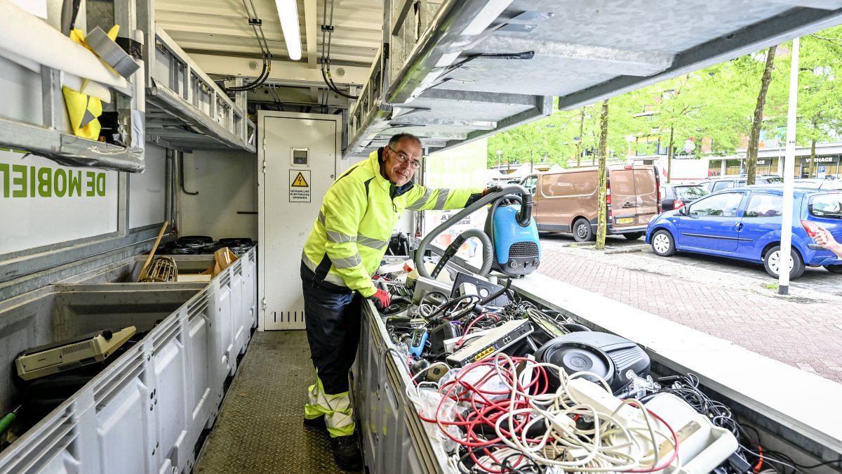 De Milieukraam staat twee keer per maand in Capelle