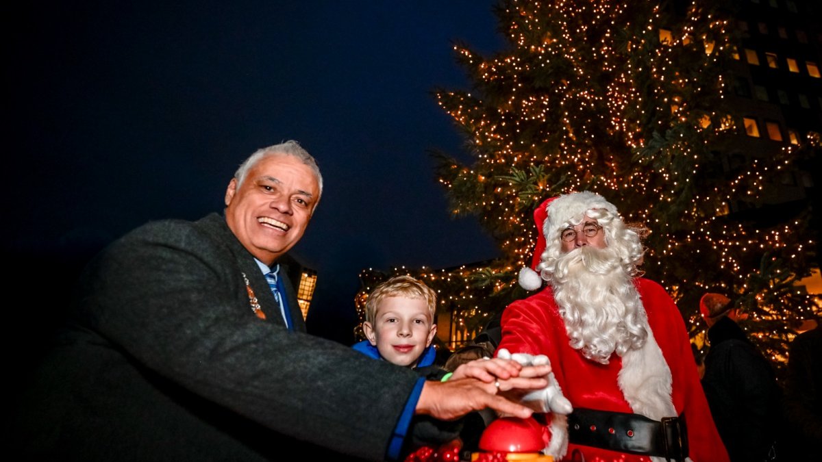 De lichtjes branden van de Capelse kerstboom