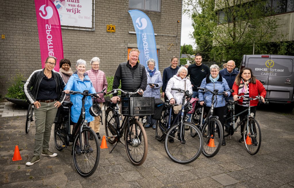 Wethouder Rik van Woudenberg op de foto met de cursisten van de fietscursus