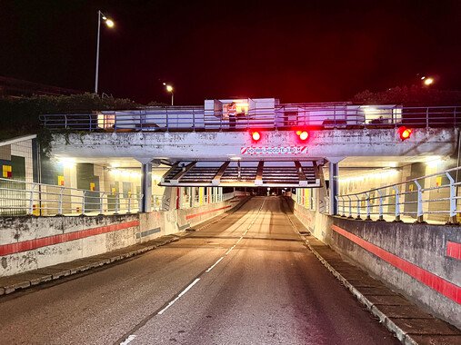 de kleppen van de blinkerttunnel worden getest in de vroege ochtend