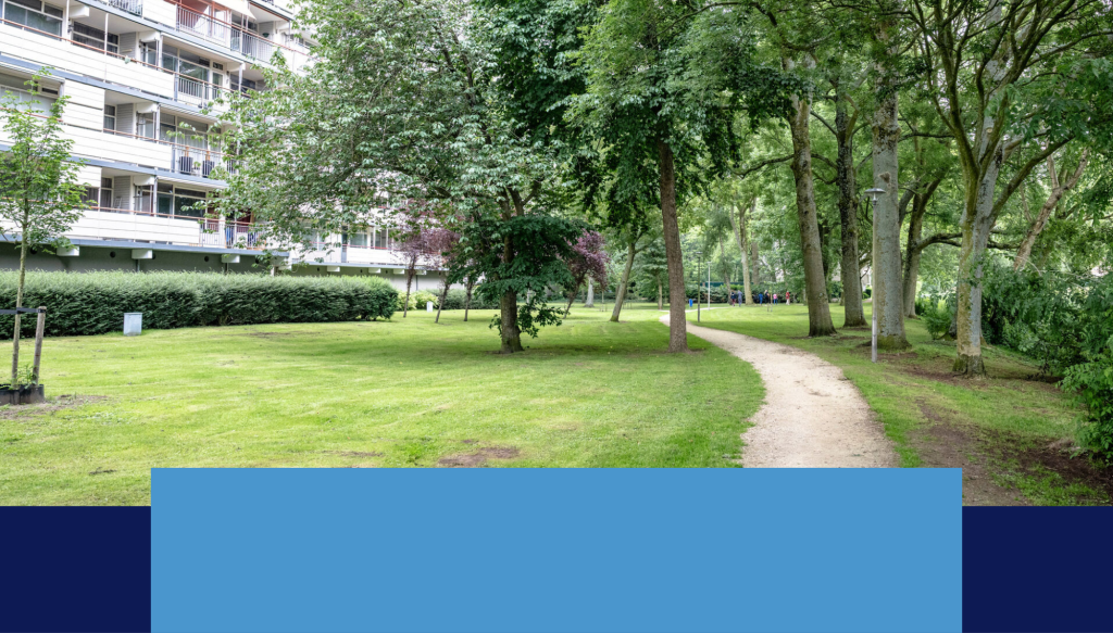 Een wandelpad bij woningen in Capelle. 