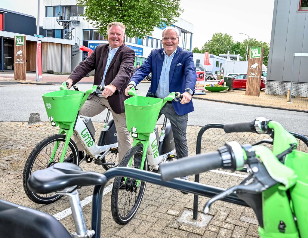 Wethouders Van Woudenberg en Faassen met deelfietsen