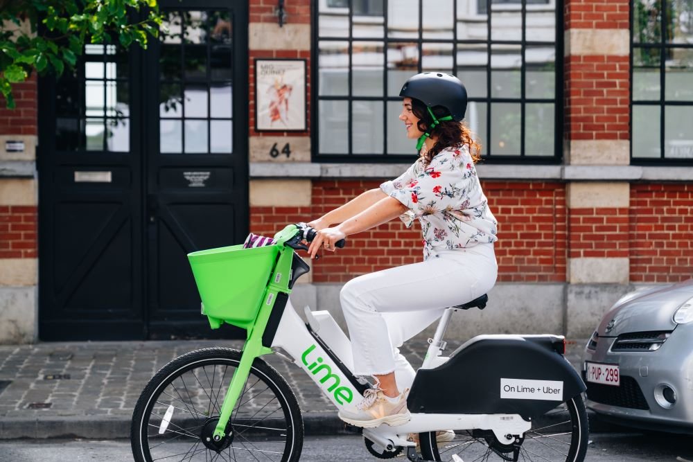 Vrouw fiets op een Limedeelfiets
