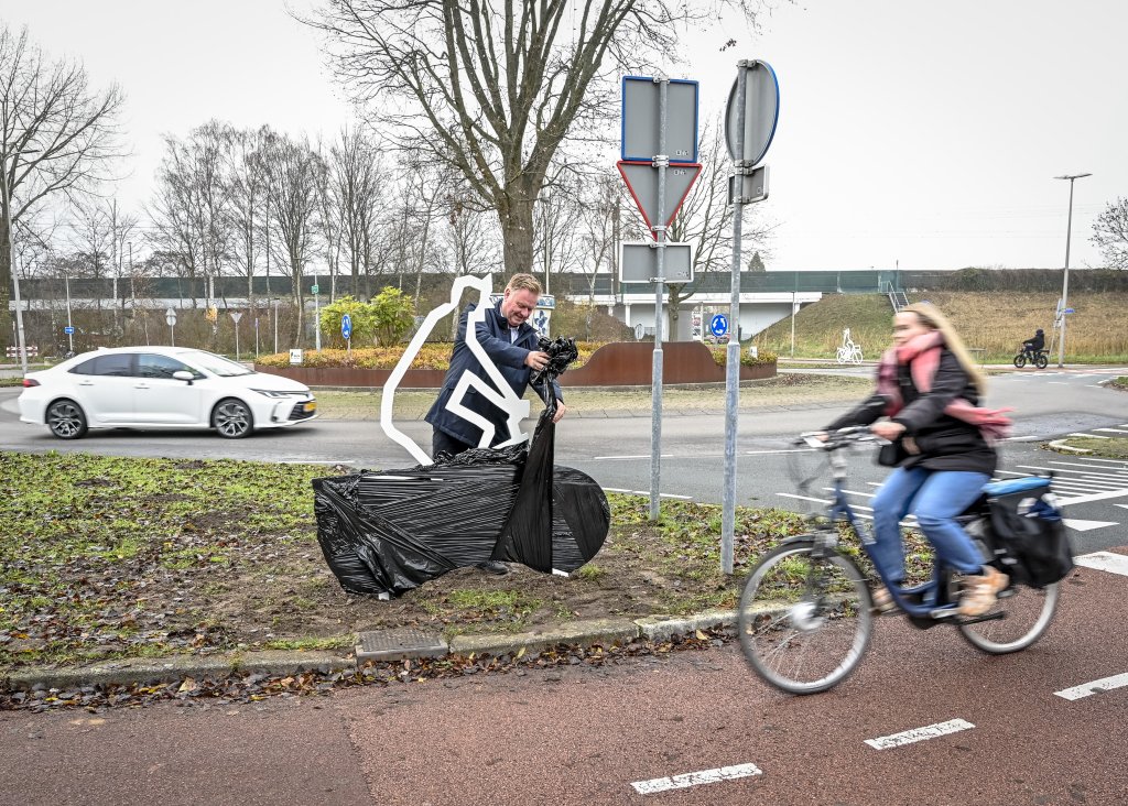 Wethouder Rik van Woudenberg onthult attentiebord.