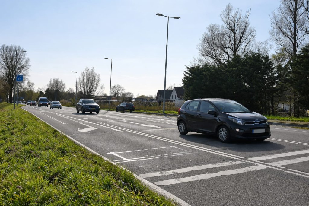 Auto's rijden over de Abram van Rijckevorselweg