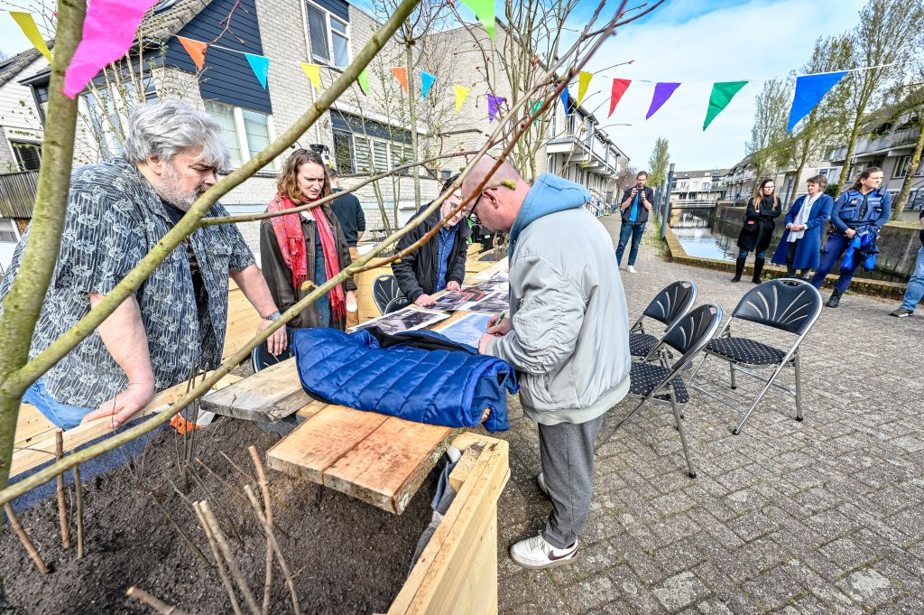 Start Bos op Poten aan de Floris Burgwal in Schollevaar.