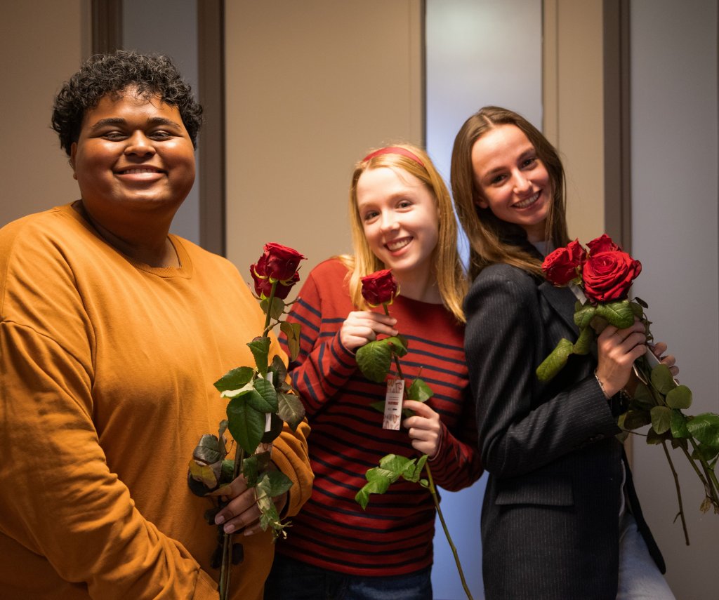 De CJR deelt bloemen uit met Valentijnsdag