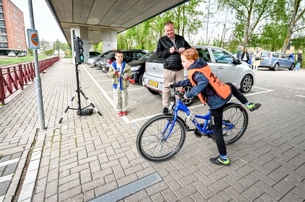 Start fietsverkeersexamen 2026 met wethouder Rik van Woudenberg en kinderburgemeester Timo.