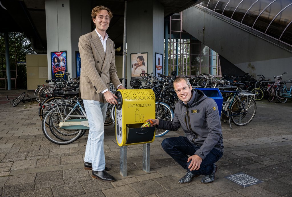 Wethouder Sjoerd Geissler met bedenker Pablo Cantatore op de foto bij een statiegeldbak