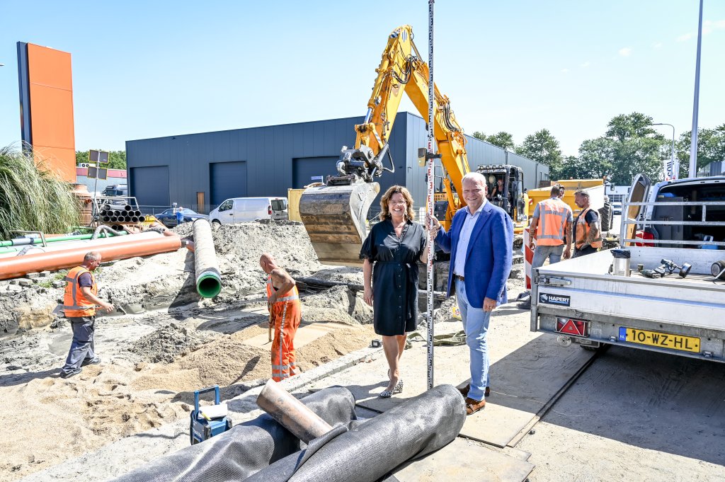 Wethouder Eric Faassen met ondernemer Monique Maurik bij Capelle West