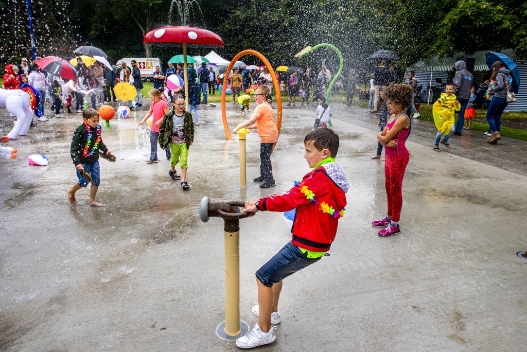 Kinderen spelen in de watervallei
