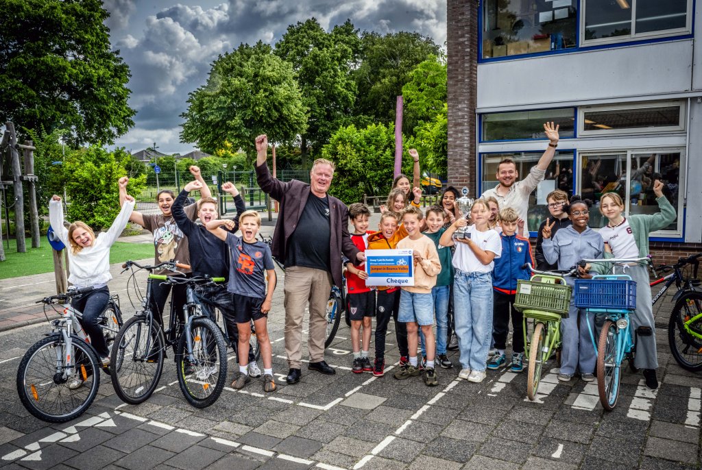 Wethouder Rik van Woudenberg en de winnende leerlingen.