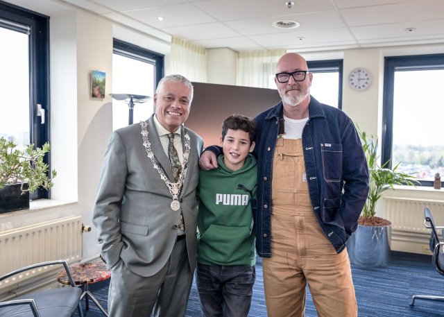 Burgemeester Joost Manusama met de 12-jarige held Dayo en het slachtoffer Gerard Zanen (foto van Jan Kok)