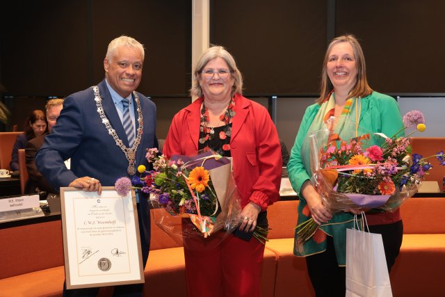 Burgemeester Manusama bedankt Karin Weemhoff (links) en Wendy Tieman  