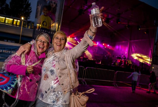 Dames in regenpak voor een podium tijdens Capelle bruist