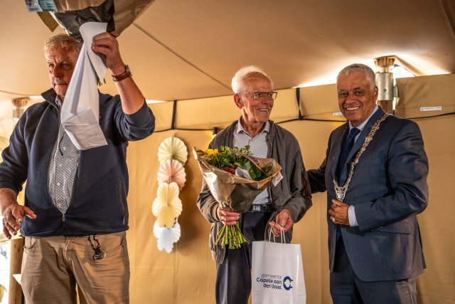 Burgemeester Joost Manusama en heren Maarten Nederlof en Cees de Leeuw