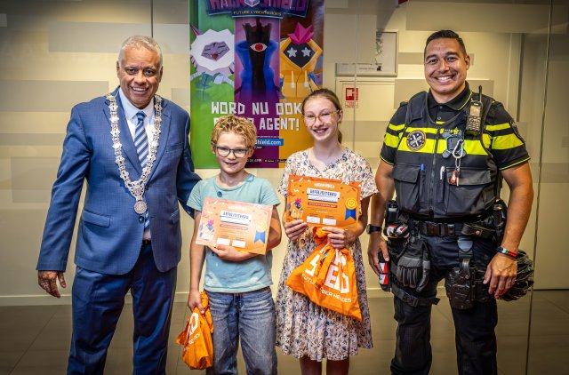 Burgemeester Manusama, Joël Pieterman, Anne-Mieke Guiljam en wijkagent Laätzar