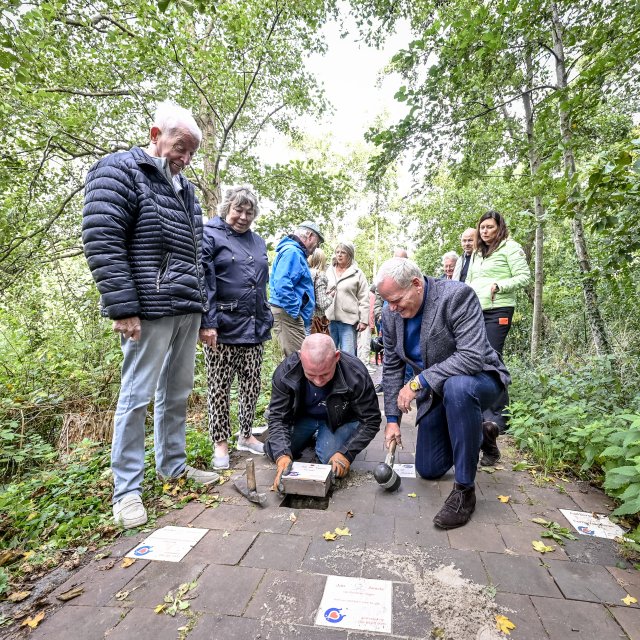 Mensen leggen liefdestegel op Liefdeslaantje