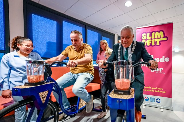 Burgemeester Manusama op de smoothiefiets