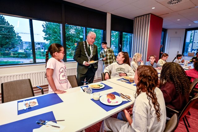 Burgemeester Manusama in gesprek met kinderen