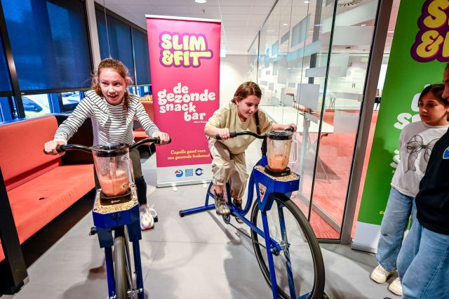 Leerlingen op de smoothiefiets