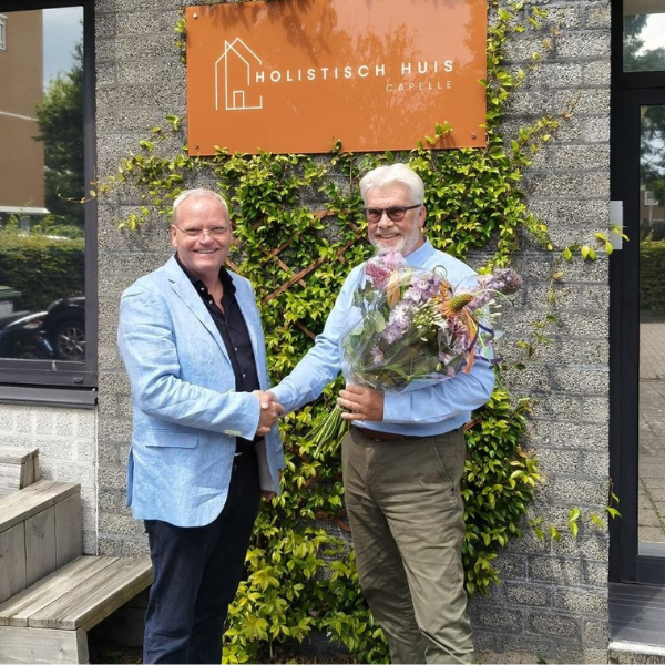 Wethouder Eric Faassen bedankt Kees Schaap (foto van de gemeente)