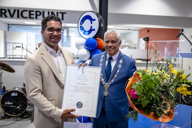 Marc Wilson ontvangt erepenning van burgemeester Joost Manusama (foto van Jan Kok)