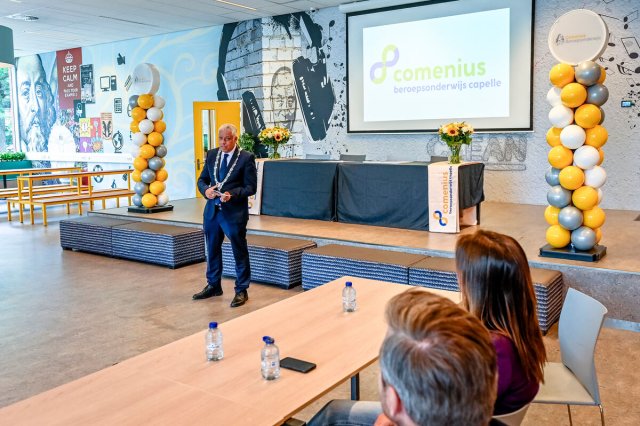 Burgemeester Joost Manusama geeft een toespraak voor het ondertekenen van het convenant 'Veiligheid in en om de school'