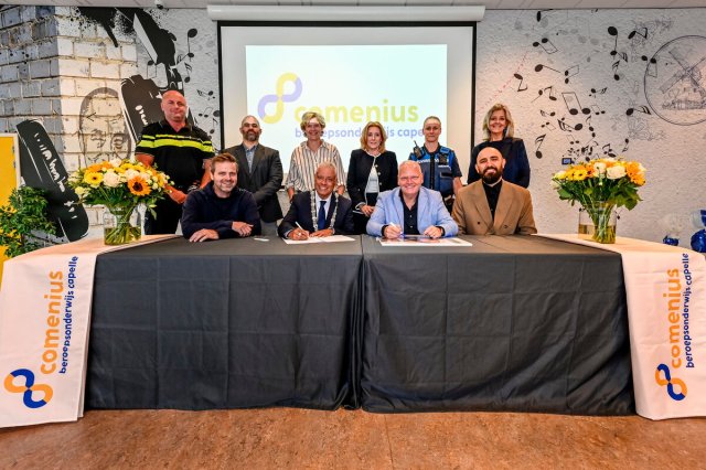 Ondertekenen convenant Veiligheid in en om de school (foto van Jan Kok)