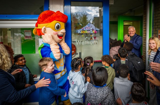 Kinderen bij de opening van het Linderlab