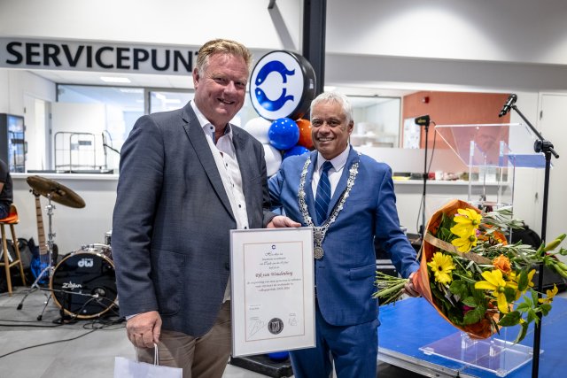 Rik van Woudenberg ontvangt erepenning van burgemeester Joost Manusama (foto van Jan Kok)