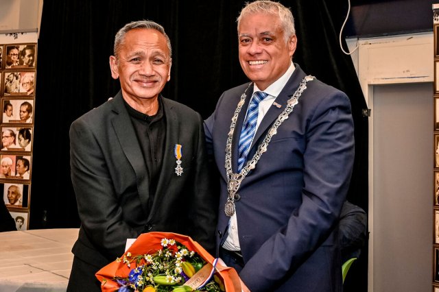 Janus Kolanus en burgemeester Joost Manusama (foto van Jan Kok)