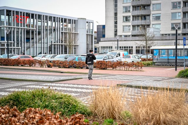 Jongeman steekt over op een zebrapad bij De Koperwiek