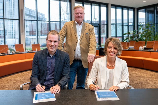 Wethouders Sjoerd Geissler (links) en Rik van Woudenberg tekenen samen met Anxhela Gore van Zon & Zo de overeenkomst voor samenwerking.