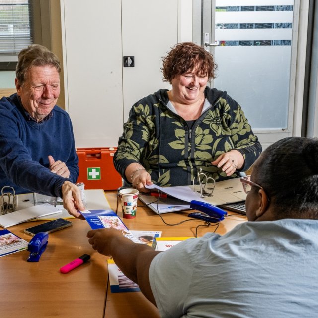 Medewerkers van een wijkwinkel helpen met informatie en aanvragen