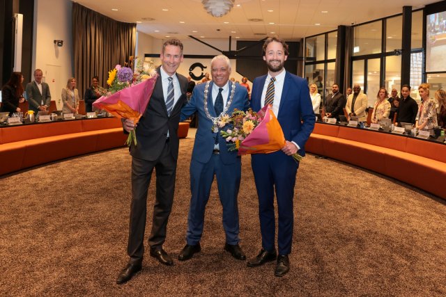 Burgemeester Manusama met burgerraadsleden Rutger de Mos en Jeroen Kolster in de raadzaal.