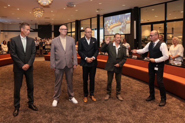 Vier nieuwe raadsleden worden in de raadzaal benoemd.