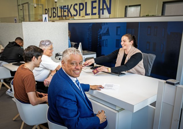 Burgemeester Manusama samen met zijn vrouw en zoon bij de afdeling Burgerzaken.