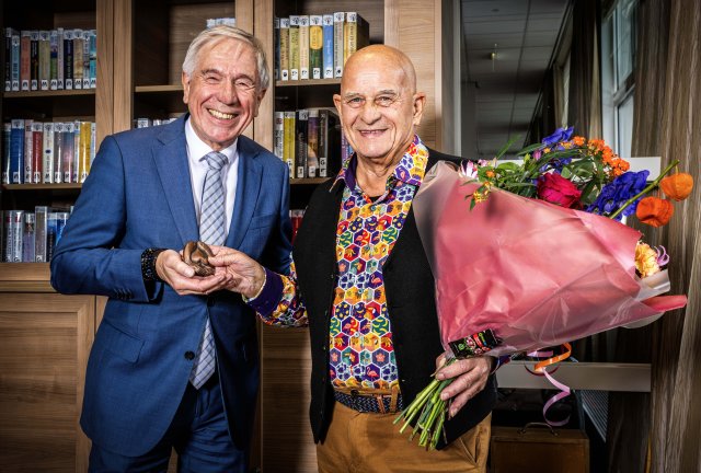 Wethouder René van Hemert en Joop Vermeer