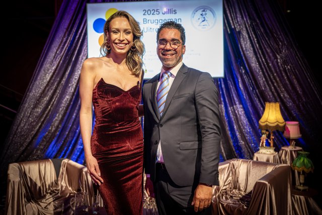 Wethouder Marc Wilson (rechts) met Loiza Lamers, winnares van de Jillis Bruggeman Penning 2025. 