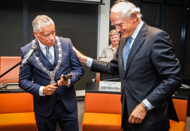 Oud-burgemeester Cor Lamers geeft de voorzittershamer door aan de nieuwe burgemeester Joost Manusama